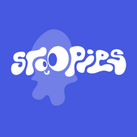 Stoopies Logo Schriftzug Design mit Figur in weiß auf blauem Hintergrund